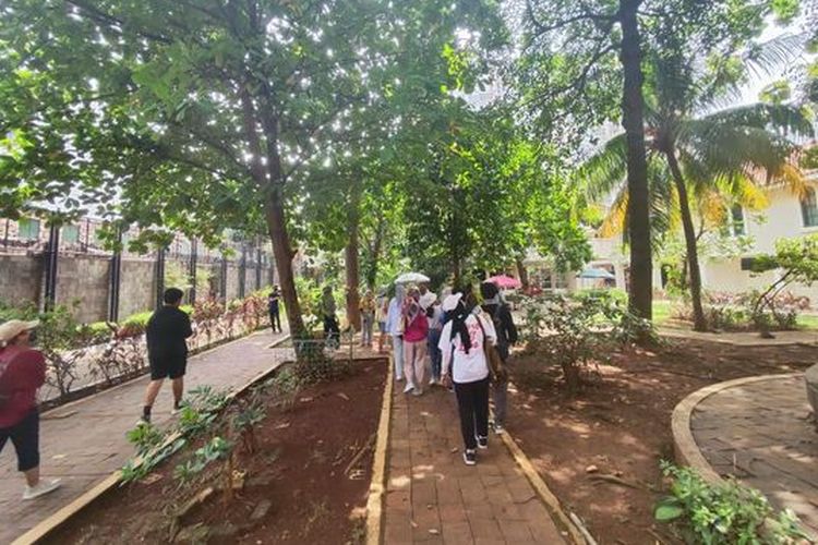 Suasana sejuk di taman Museum Tekstil