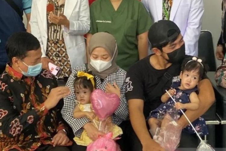 Bayi yang sebelumnya kembar siam, Ayesha dan Aleeya boleh dipulangkan setelah menjalani operasi di RSHS Bandung, Kota Bandung, Jawa Barat, Jumat (13/1/2023).