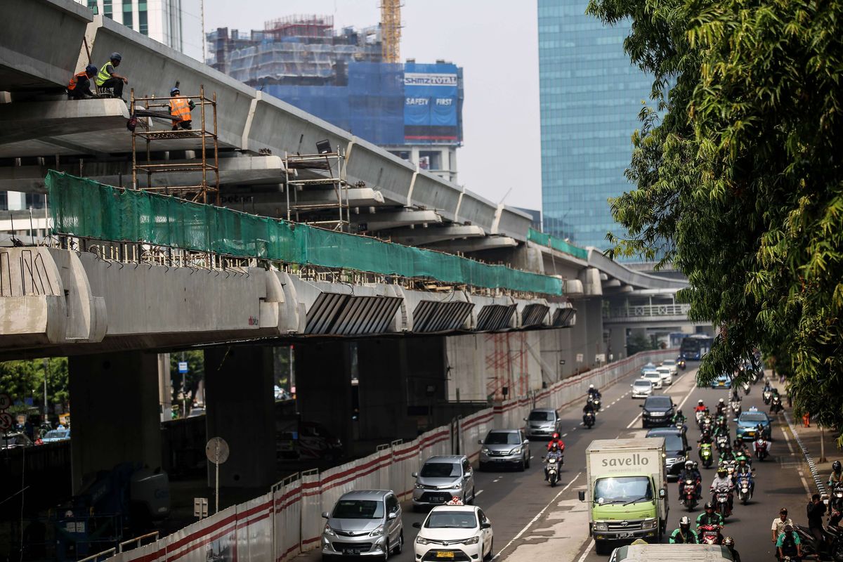 Pekerja menyelesaikan pengerjaan proyek Light Rail Transit (LRT) Jabodebek lintas pelayanan dua Cawang-Dukuh Atas di kawasan Kuningan, Jakarta Selatan, Senin (17/6/2019). Dinas Perhubungan DKI Jakarta akan menutup Jalan Setiabudi Tengah dari 17 Juni 2019 hingga 28 Februari 2020 mendatang. Penutupan jalan dilakukan untuk mengefektifkan pembangunan proyek LRT serta menghindari resiko kecelakaan pengguna jalan.