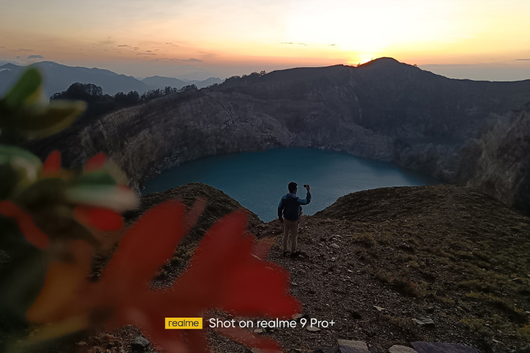 Keindahan sunrise di Danau Kelimutu. 