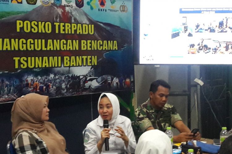 Kepala BMKG Prof Dwikorita Karnawati (kerudung putih) di Posko Terpadu Tsunami Selat Sunda, Labuan, Kabupaten Pandeglang, Selasa (1/1/2019).