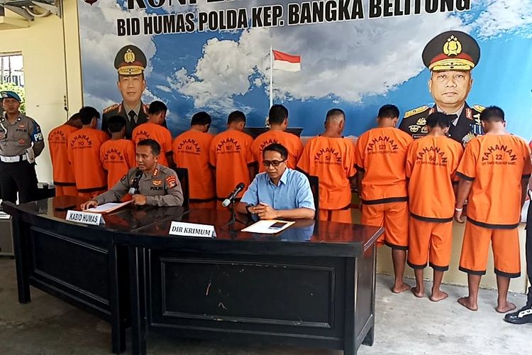 Para tersangka perusakan perusahaan sawit di Membalong Belitung, ditahan di Mapolda, Sabtu (26/8/2023).