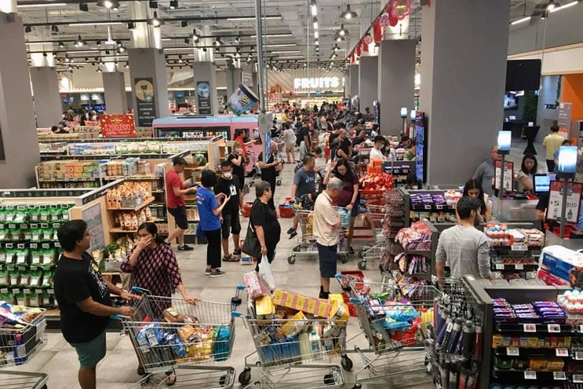 Warga Singapura terlihat mengantri panjang untuk membayar barang-barang belian mereka di FairPrice Xtra, Vivo City, Singapura, Sabtu Siang (08/02/2020)