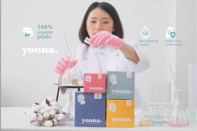 Ilustrasi pengecekan kualitas produk pembalut organik Yoona.