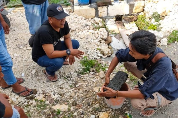 Prasasti yang ditemukan di area pemakaman di Desa Trosono, Kecamatan Sekaran, Lamongan, Jawa Timur.