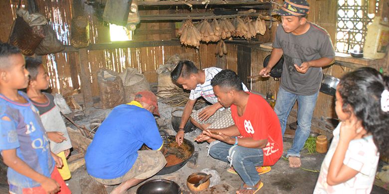 Wisatawan lokal sedang Lait Gola Rebok atau makan gula merah di Kampung Tado, Desa Ranggu, Kecamatan Kuwus Barat, Kabupaten Manggarai Barat, Flores Barat, NTT, Minggu, (31/4/2019). Ini destinasi alternatif di luar Taman Nasional Komodo di Manggarai Barat. 