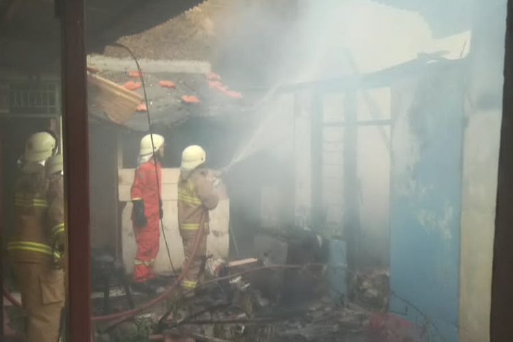 Pemadam memadamkan api yang membakar e mpat petak rumah kontrakan di Jalan Ulujami Raya Gang Haji Sanusi RT 011 RW 05, Ulujami, Pesanggrahan, Jakarta Selatan pada Rabu (29/9/2021) pagi.