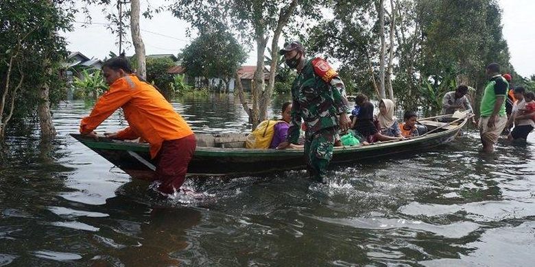 Evakuasi warga terdampak banjir di Desa Tabing Rimbah, Kecamatan Mandastana, Kabupaten Barito Kuala. 
