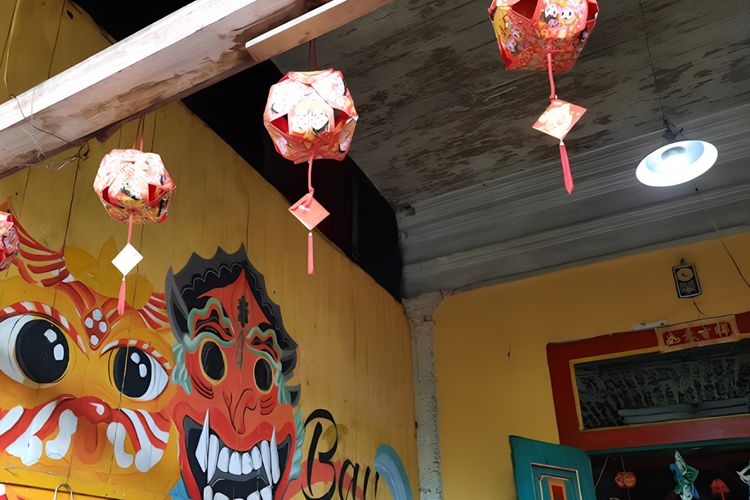 Mural Perayaan Imlek di Kampung Tambak Bayan, Surabaya, Kamis (23/1/2025)