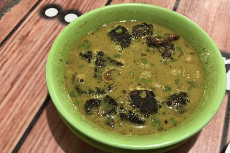 Soto medan, hidangan andalan Rumah Makan (RM) Sinar Pagi Jalan Sei Deli, Silalas, Medan Barat, Kota Medan, Sumatera Utara pada Kamis (30/12/2021) pagi. Pengunjung tampak memenuhi ruangan RM Sinar Pagi.