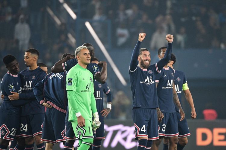Para pemain Paris Saint-Germain (PSG) merayakan gelar Liga Perancis ke-10 setelah bermain imbang 1-1 melawan Lens di Stadion Parc des Princes, Minggu (24/4/2022) dini hari WIB. 