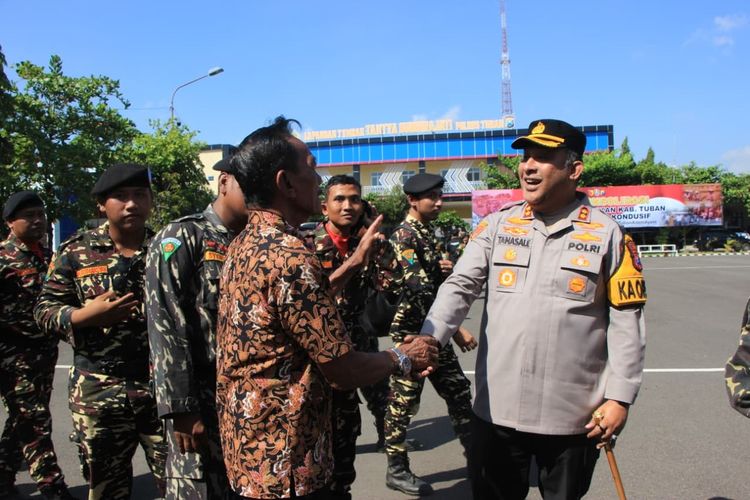 Ratusan anggota organisasi kemasyarakatan yang ada di Kabupaten Tuban, Jawa Timur, Selasa (2/9/2025), menggelar apel konsolidasi dalam rangka menyikapi dinamika dan perkembangan situasi keamanan dan ketertiban saat ini yang marak terjadi demonstrasi berujung anarkis di sejumlah daerah dan kota besar.