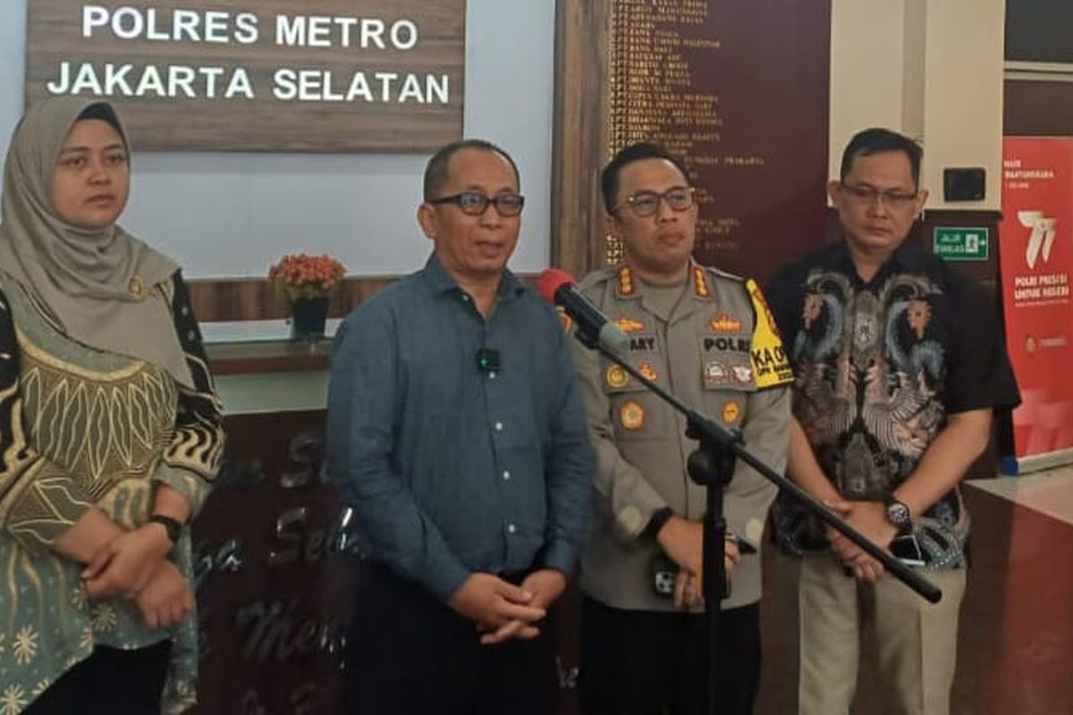 Kapolres Metro Jakarta Selatan Kombes Ade Ary Syam Indradi saat berbicara di harapan wartawan dj lobi Mapolres Metro Jakarta Selatan, Kamis (7/12/2023). 
