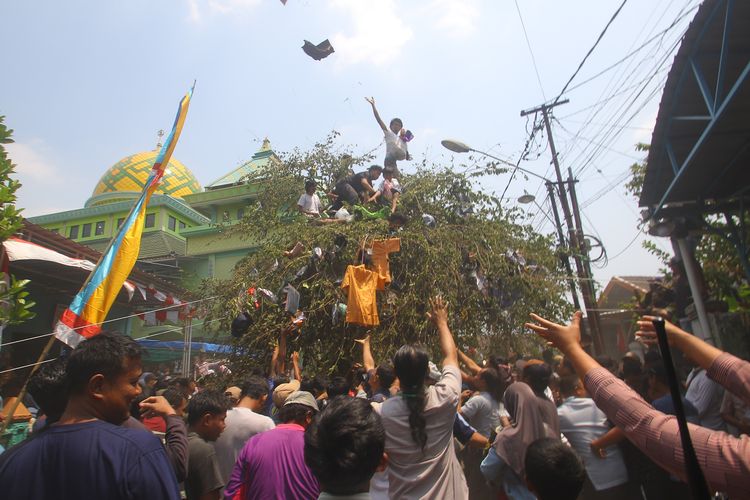 Tradisi Keresan di Mojokerto, Ratusan Warga Berebut Barang di Pohon Kersen