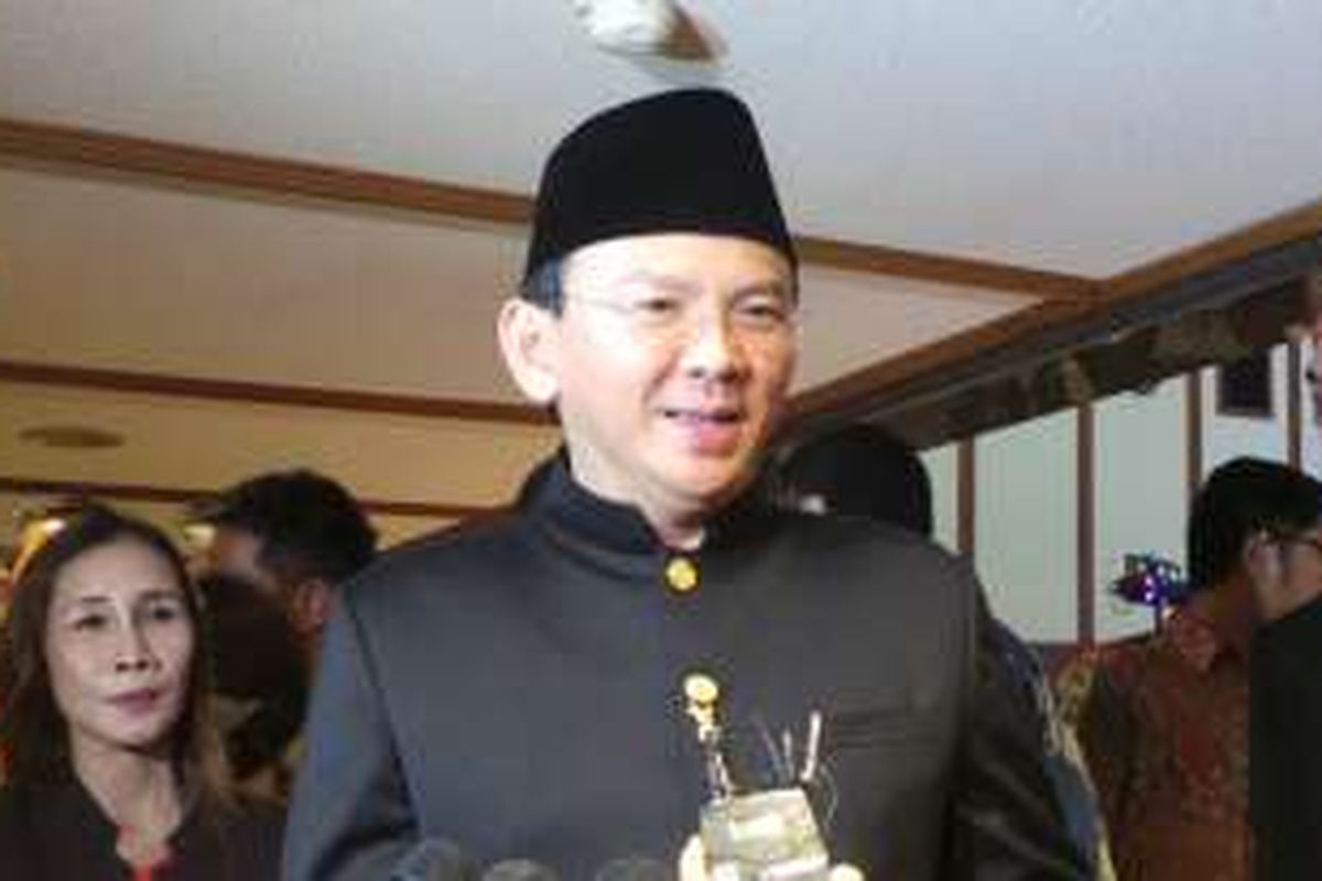 Gubernur DKI Jakarta Basuki Tjahaja Purnama pakai baju serong khas Betawi