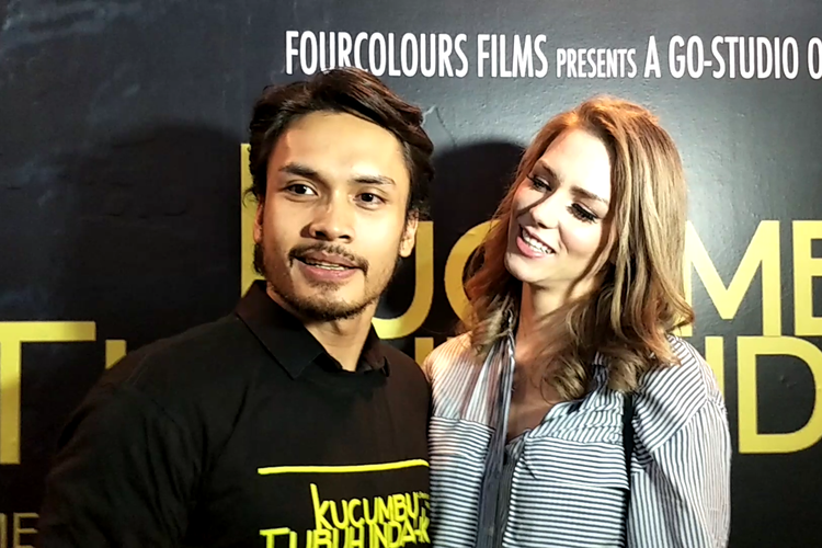 Randy Pangalila dan istrinya, Chelsey Frank dalam jumpa pers dan screening film Kucumbu Tubuh Indahku di XXI Plaza Indonesia, Thamrin, Jakarta Pusat, Senin (15/4/2019).