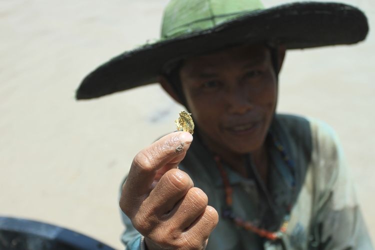 Warga menemukan perhiasan berupa lempengan emas dan manik-manik di kanal PT Samora Usaga Jaya Desa Pelimbangan, Kecamatan Cengal Kabupaten Ogan Komering Ilir (OKI), Sumatera Selatan, Selasa (8/10/2019).