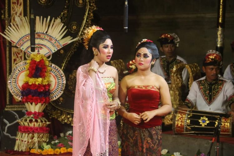 Drama gong adalah salah satu jenis sendratari yang ada di Indonesia.