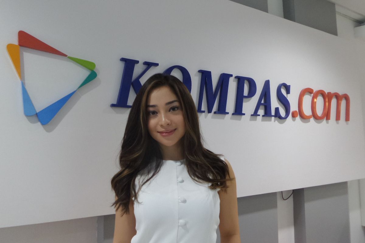 Nikita Willy berpose di kantor redaksi Kompas.com di Palmerah Selatan, Jakarta Pusat, Rabu (1/11/2017). Kedatangannya untuk mempromosikan film horor Gasing Tengkorak yang merupakan garap rumah produkai Dee Company & MD Pictures.