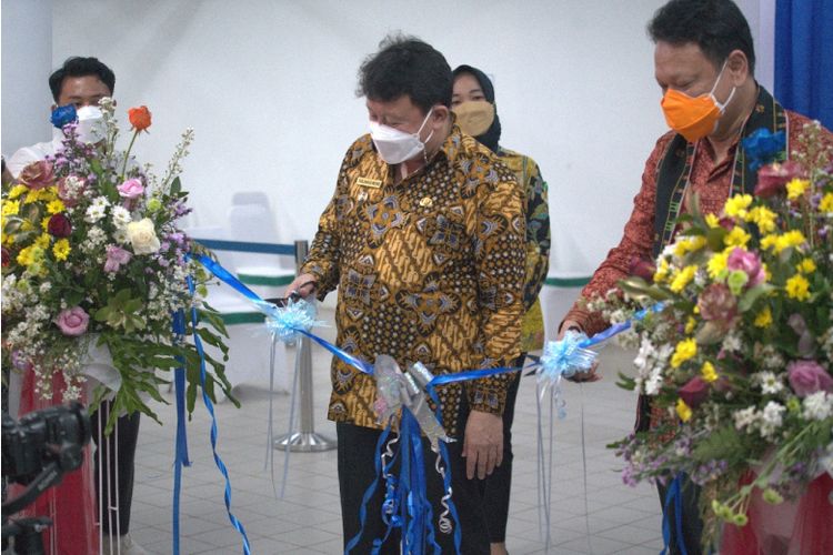 Peresmian layanan rapid antigen dan test PCR yang merupakan salah satu layanan Klinik Kimia Farma Labuan Bajo oleh Plt Direktur Utama Kimia Farma Diagnostika Agus Chandra dan Wakil Bupati Manggarai Barat, dr Yulianus Weng, M. Kes