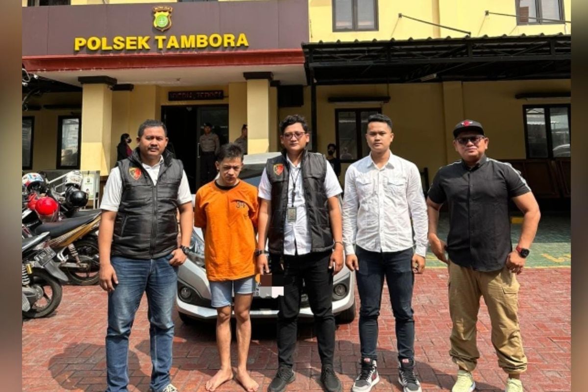 Polisi menangkap waria yang membawa kabur mobil dan uang tunai milik pelanggannya di Tambora, Jakarta Barat. 