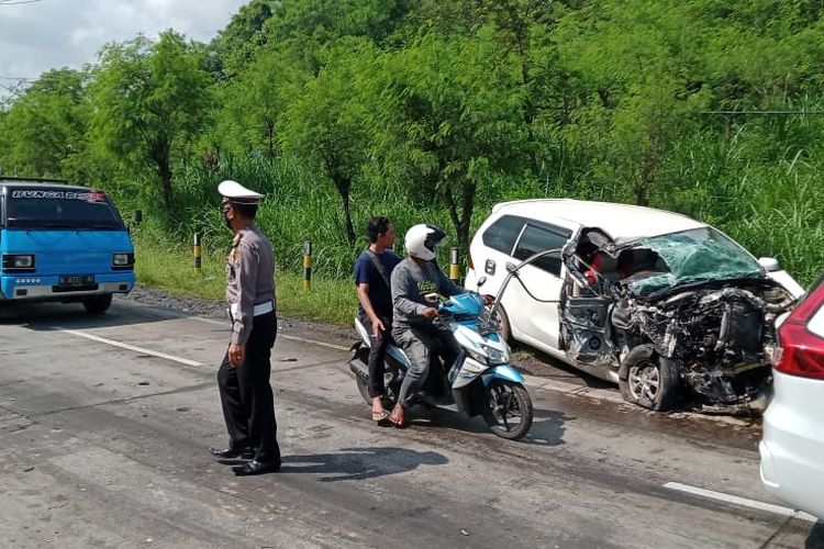 Kondisi Avanza rusak parah setelah adu moncong dengan truk tangki air