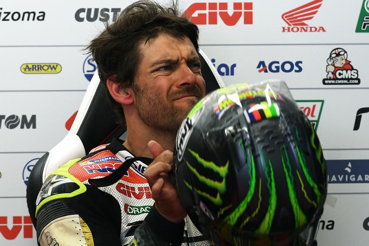 Pebalap LCR Honda asal Inggris, Cal Crutchlow, melepas helmnya setelah menjalani sesi latihan bebas pada GP Italia di Sirkuit Mugello, Sabtu (3/6/2017).