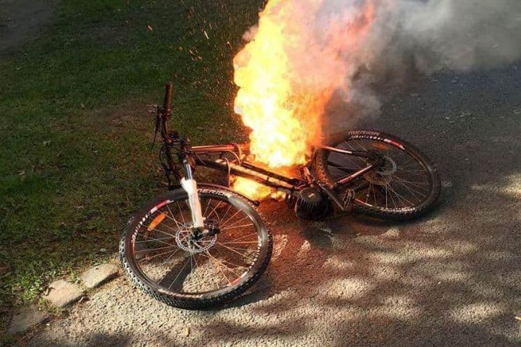Sepeda listrik terbakar, nyala apinya berbeda karena sulit dipadamkan dan asapnya beracun