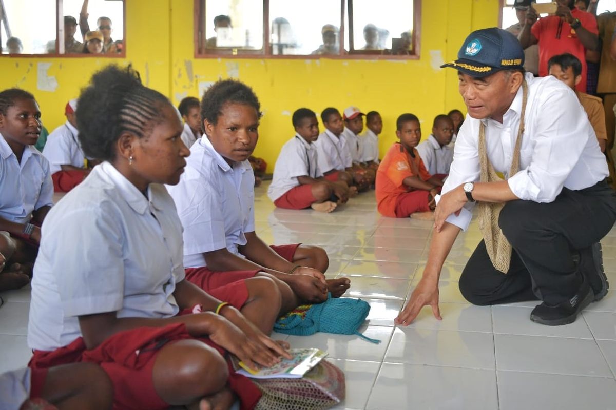 Mendikbud Muhadjir Effendy ketika mengunjungi salah satu sekolah di Wamena, Papua, Selasa (15/10/2019).
