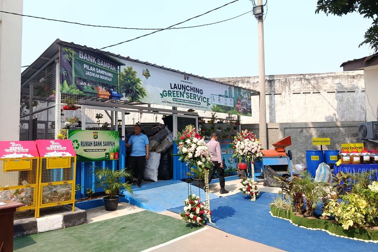 Warga Bekasi Kini Bisa Bayar Biaya SIM dan SKCK dengan Tabungan Sampah