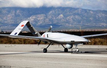 Drone Bayraktar TB2 buatan Turki difoto pada 16 Desember 2019 di pangkalan udara militer Gecitkale dekat Famagusta di Republik Turki Siprus Utara (TRNC) yang memproklamirkan diri. Pesawat tnirawak tersebut dikirim ke Siprus utara di tengah meningkatnya ketegangan atas kesepakatan Turki dengan Libya yang memperpanjang klaimnya ke Mediterania timur yang kaya gas.