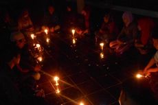Peringati Sumpah Pemuda, Aktivis PMII Berdoa Sambil Menyalakan Lilin