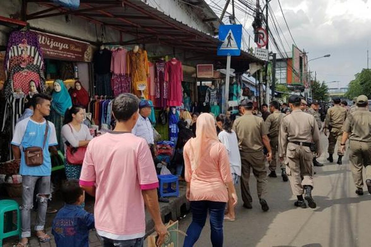 Satpol PP merazia pedagang kaki lima (PKL) Tanah Abang, Jakarta Pusat, Kamis (10/6/6/2016).