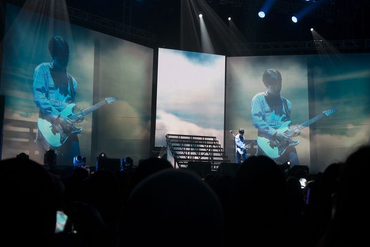 Penyanyi Kim Jae Hwan membawakan lagu Knockin on Heavens Door milik Guns N Roses di acara fan meeting-nya di Istora Senayan, Jakarta, Sabtu (29/6/2019).