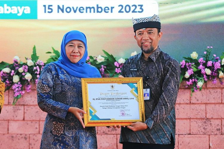 Plt Kepala Dinas Pertanian dan Pangan Ilham Juanda menerima penghargaan dari Gubernur Jatim Khofifah Indar Parawansa, Rabu (15/11/2023).