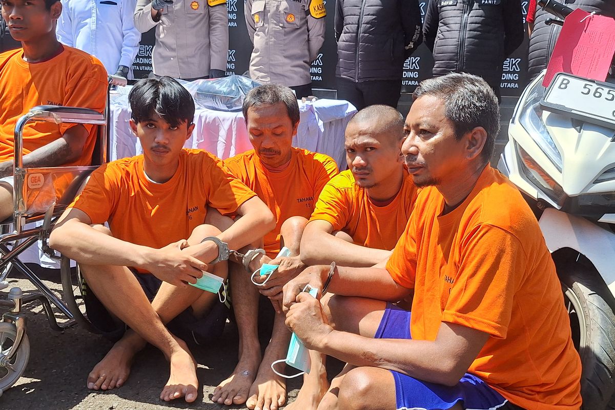 Para tersangka kasus pencurian mentega di gudang sembako Jakarta Utara, Senin (4/3/2024)