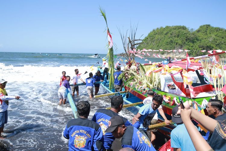 Nelayan Pantai Lampon saat akan melarung sesaji 