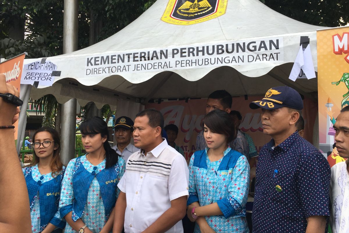 Kepala Dinas Perhubungan Kota Bekasi, Yayan menyambangi tempat pendaftaran mudik gratis untuk warga Kota Bekasi di Terminal Kayuringin, Kota Bekasi, Jumat (2/6/2017).