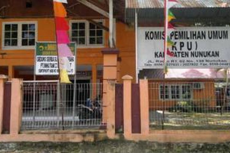  Nunggak pembayaran rekening listrik sebulan, Kantor KPU Kabupaten Nunukan Kalimantan Utara terpaksa gelap gulita karena petugas PLN memutus arus litrik.