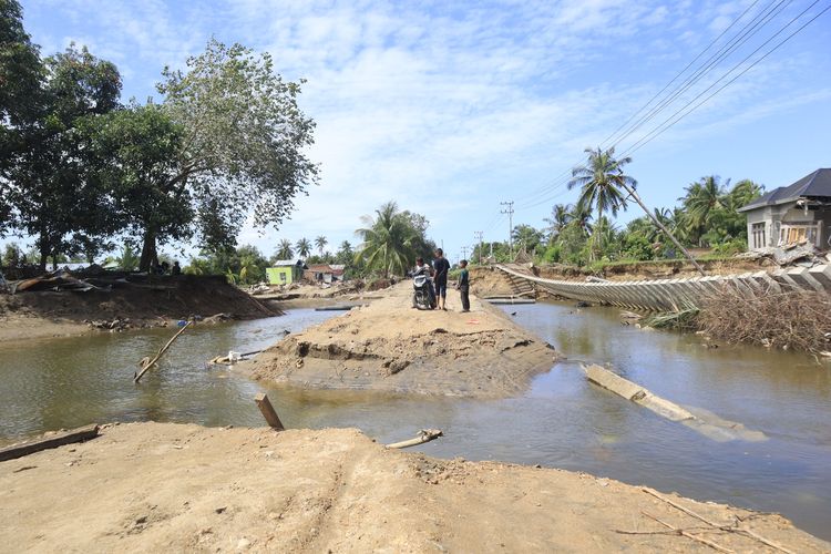 ACEH 20251219 &ndash; BERITA FOTO &ndash; Keruakan Desa Bungkah, Rumah Hancur, Jalan Putus, Rel Kereta Api Terbalik HP : 085262036405 Keywoard ; ACEH UTARA, KOMPAS.com &ndash; Keuchik (Kepala Desa) Bungkah, Kecamatan Muara Batu, Kabupaten Aceh Utara, Muhammad Hasballah memperlihatkan rel kereta api yang miring nyaris menyentuh tanah, Jumat (19/12/2025). Selain itu, terlihat rumah yang hancur disapu banjir. Sebagian lagi porak poranda. Hanya dinding rumah yang tersisa. Sekitar 30 hektare lahan masyarakat hilang disapu banjir pada 26 November 2025 lalu. Ketinggian air sekitar satu hingga dua meter di kawasan itu. Empat lokasi desa itu berubah bagai muara sungai. Padahal, sebelumnya tanah itu merupakan lahan pertanian. &ldquo;Kini menjadi muara sungai, layaknya muara mengalir sepanjang sungai,&rdquo; katanya. Sebanyak 630 kepala keluarga atau 2.335 jiwa menjadi korban di desa itu. Sebanyak 96 unit rumah hilang rata dengan tanah disapu banjir. &ldquo;211 unit, rusak sedang 200 unit rusak berat dan rusak ringan 123 unit,&rdquo; terang pria paruh baya ini. Mereka yang tidak memiliki rumah kini mengungsi di meunasah (mushalla). Beruntung luas halaman mushalla itu mencukupi, dilengkapi bangunan lainnya seperti balai pertemuan dan lain sebagainya. &ldquo;Saya kira enam bulan aka nada pengungsi. Mau pulang kemana, rumah sudah tidak ada,&rdquo; katanya. Dia menyebutkan, bukan hanya kebutuhan bahan pangan, pengungsi juga butuh tenda lebih layak, agar bisa ditempati per kepala keluarga. &ldquo;Tim kesehatan, air bersih, dan kelambu. Itu sangat dibutuhkan,&rdquo; terangnya. Sebelumnya diberitakan hingga hari ini, sebanyak 71.637 pengungsi korban banjir bertahan di 226 titik pengungsian. Kerusakan lainnya 12 daerah irigasi mengalami kerusakan, sementara delapan daerah irigasi tersier juga rusak diterjang banjir. Seluas 14.509 hektar sawah kini dipenuhi lumpur sisa banjir setinggi satu hingga dua meter dan tidak bisa digunakan lagi. FOTO DAN PENULIS: Masriadi Sambo