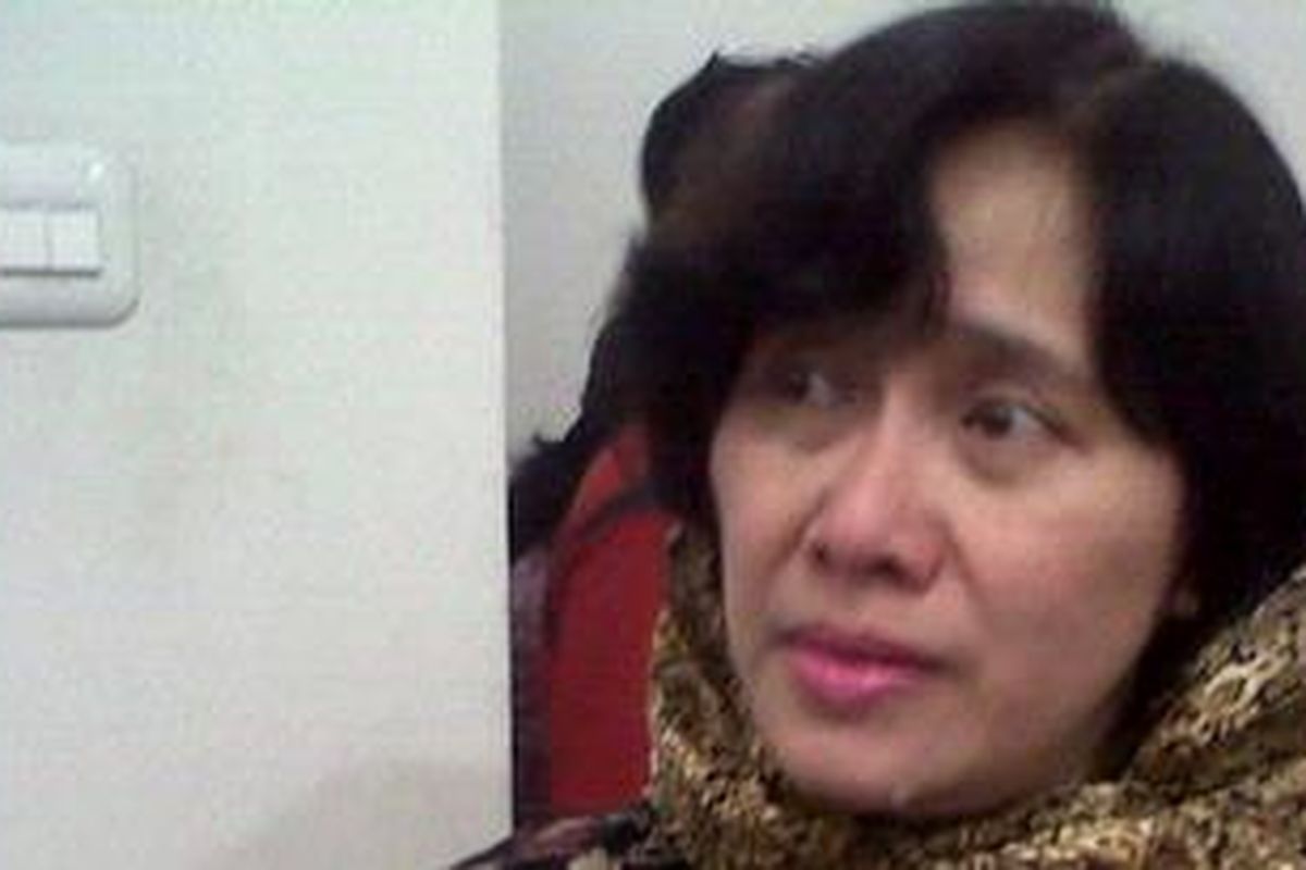 Istri almarhum  Widjadjono Partowidagdo, Nina Sapti Triaswati, ditemui wartawan di kediamannya di Jakarta Selatan, Sabtu (21/4/2012). Ia dan keluarga tengah mempersiapkan tenda dan pengajian untuk menunggu kedatangan jenazah suaminya.