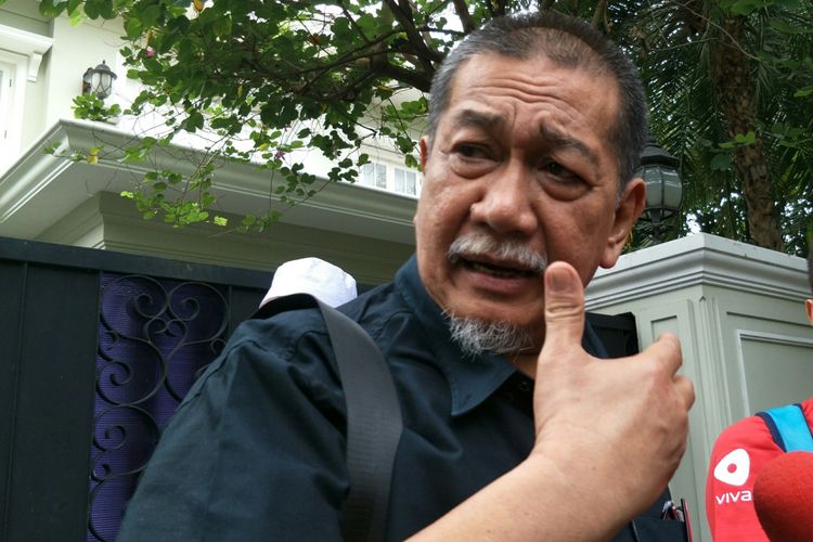 Deddy Mizwar di depan kediaman Maruf Amin, Minggu (9/12/2018)