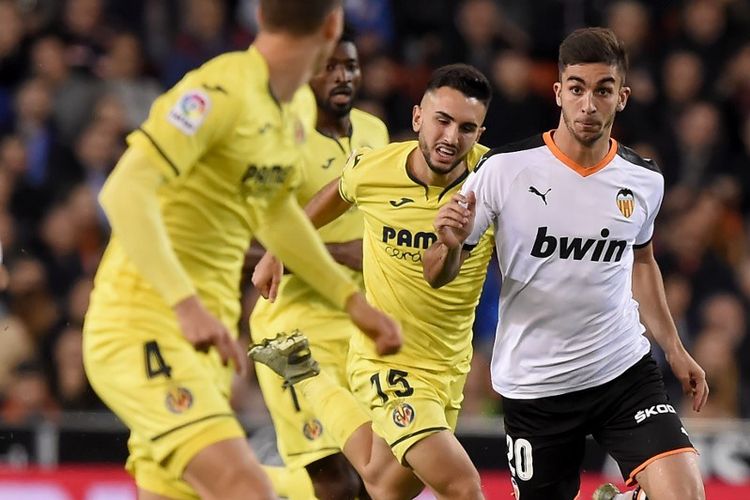 Gelandang Spanyol Villarreal Manuel Morlanes (kiri) bersaing dengan pemain tengah Valencia Spanyol Ferran Torres selama pertandingan sepak bola liga Spanyol antara Valencia CF dan Villarreal CF di stadion Mestalla di Valencia pada 30 November 2019.