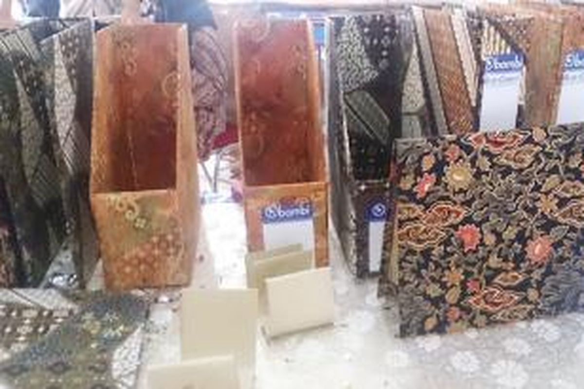 Beberapa koleksi ordner batik persembahan Bambi