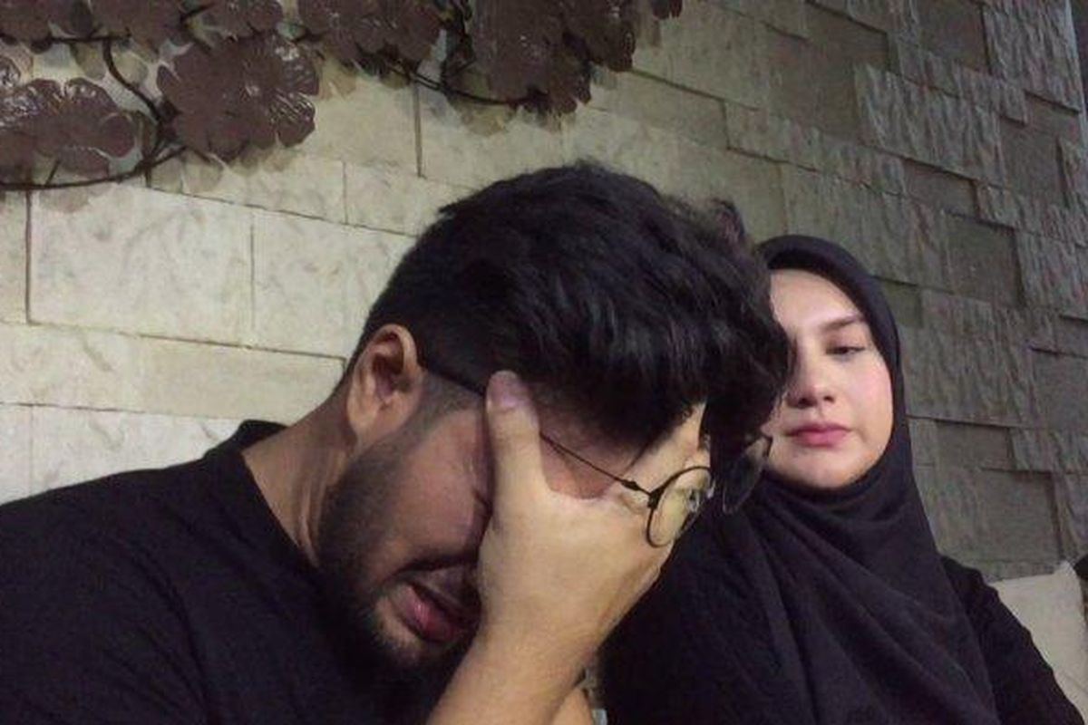 Tangis Ammar Zoni ketika menceritakan momen dirinya pingsan saat menyaksikan jenazah bayi kembarnya di kediaman mereka di Cinere, Depok, Kamis (10/10/2019). 