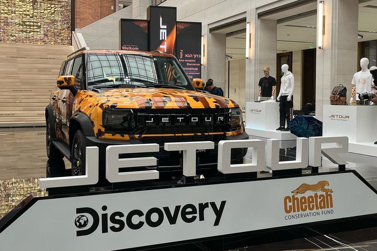 Menjawab kebutuhan medan yang ekstrem di habitat alami cheetah, Jetour mendonasikan unit Jetour T2?SUV tangguh bergaya boxy yang dibalut ornamen bertema cheetah. 