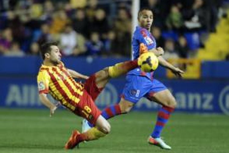 Bek Barcelona, Jordi Alba (kiri), merebut bola dari pemain Levante, Nabil El Zhar (kanan), dalam lanjutan Liga BBVA di Stadion Ciudad de Valencia, Minggu (19/1/2014).