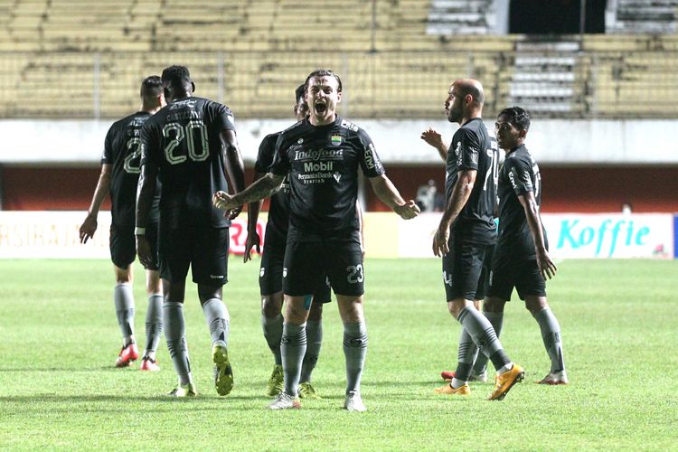 Selebrasi gelandang Persib Bandung, Marc Klok, seusai mencetak gol ke gawang Persiraja dalam lanjutan Liga 1 di Stadion Maguwoharjo, Rabu 24/11/2021).