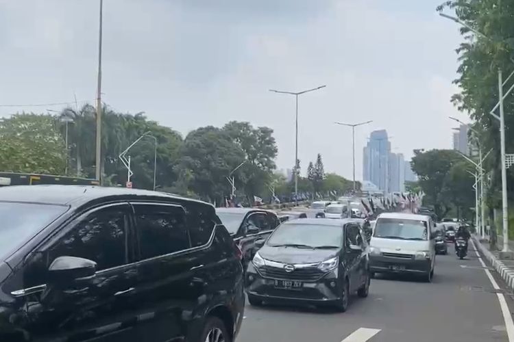 Kondisi lalu lintas di sekitar Stadion Utama Gelora Bung Tomo, tepatnya di Jalan Gerbang Pemuda, Rabu (15/11/2023).