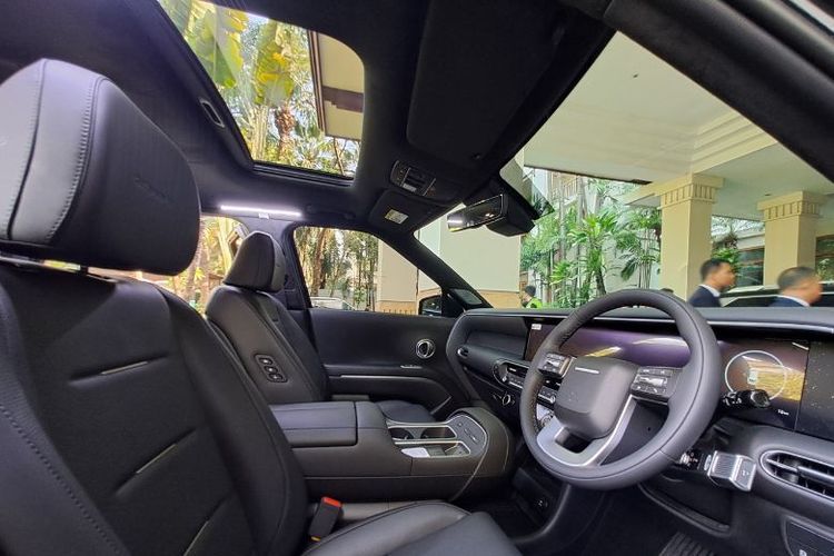 Kabin lega Palisade Hybrid dilengkapi panoramic sunroof, captain seat, serta fitur premium seperti wireless charger dan ambient lighting yang memberikan kenyamanan ekstra.